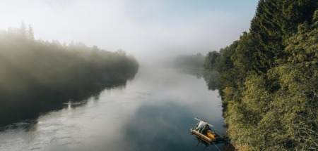 Houtvlot ligt aangemeerd aan de oever van de Klarälven in Värmland