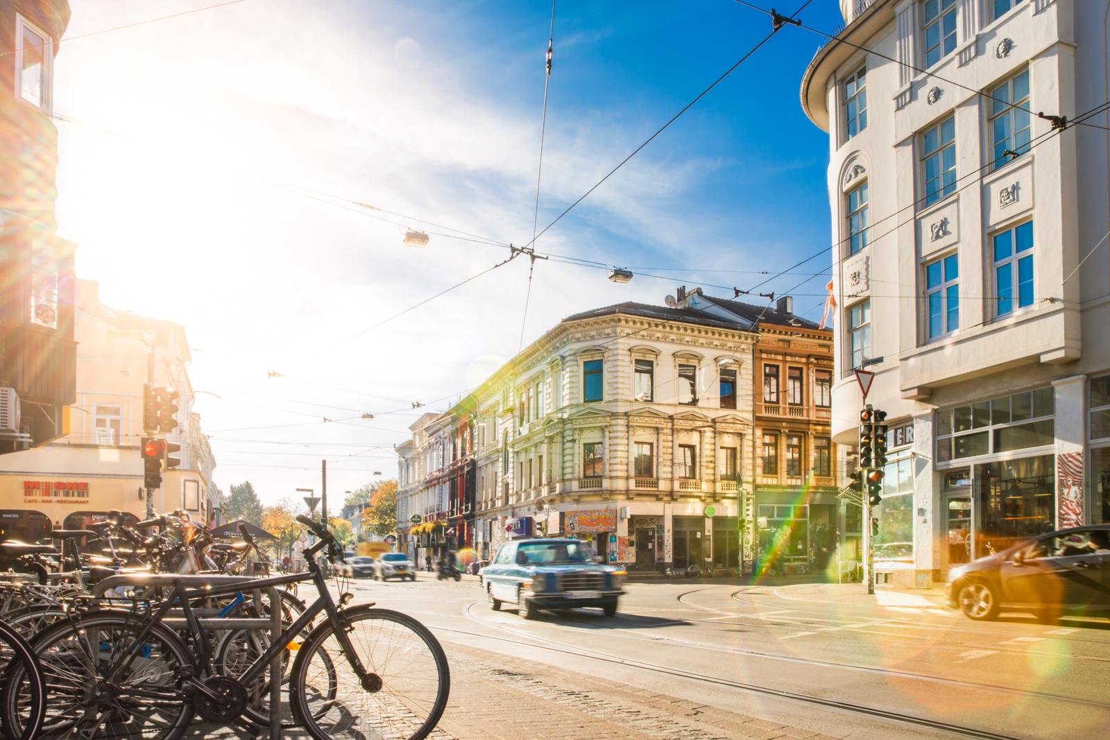 Fietsen en tramdraden in een zonnige straat in het Viertel in Bremen met historische gevels