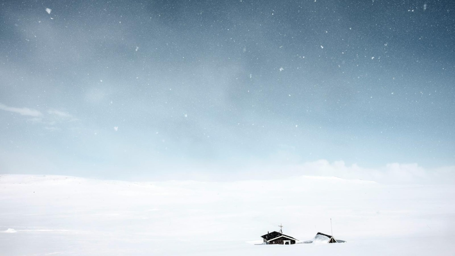 Besneeuwd landschap met een eenzame hut onder een heldere sterrenhemel.
