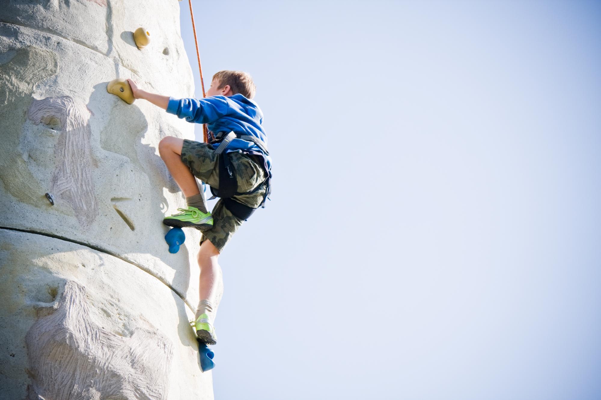 Om te klimmen en te klauteren hoef je Nendaz niet uit. Pal voor Hôtel Nendaz 4 Vallées & Spa staan twee klimtorens, midden in het dorp. Hier leer je de basisvaardigheden op een veilige manier: met een touw, helm en karabijnhaken, net als op de rotswanden hoog in de bergen. 