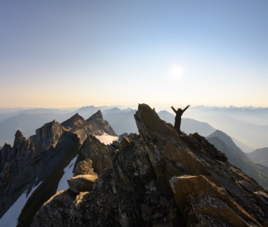 Persoon bovenop de Dents du Midi in Wallis, Zwitserland