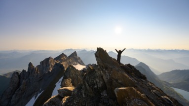 Persoon bovenop de Dents du Midi in Wallis, Zwitserland