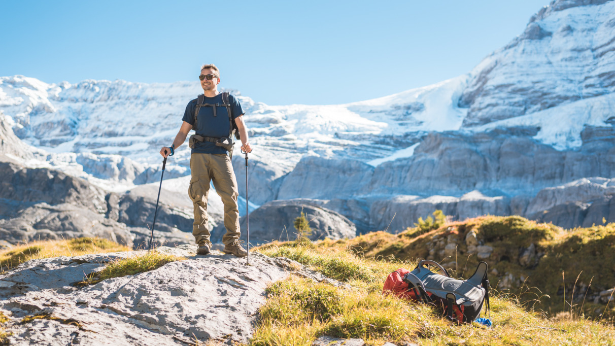 Man is aan het hiken bij de Dents du Midi in Wallis, Zwitserland