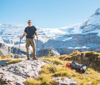 Man is aan het hiken bij de Dents du Midi in Wallis, Zwitserland