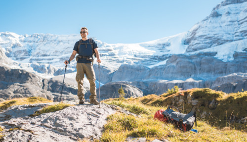 Man is aan het hiken bij de Dents du Midi in Wallis, Zwitserland