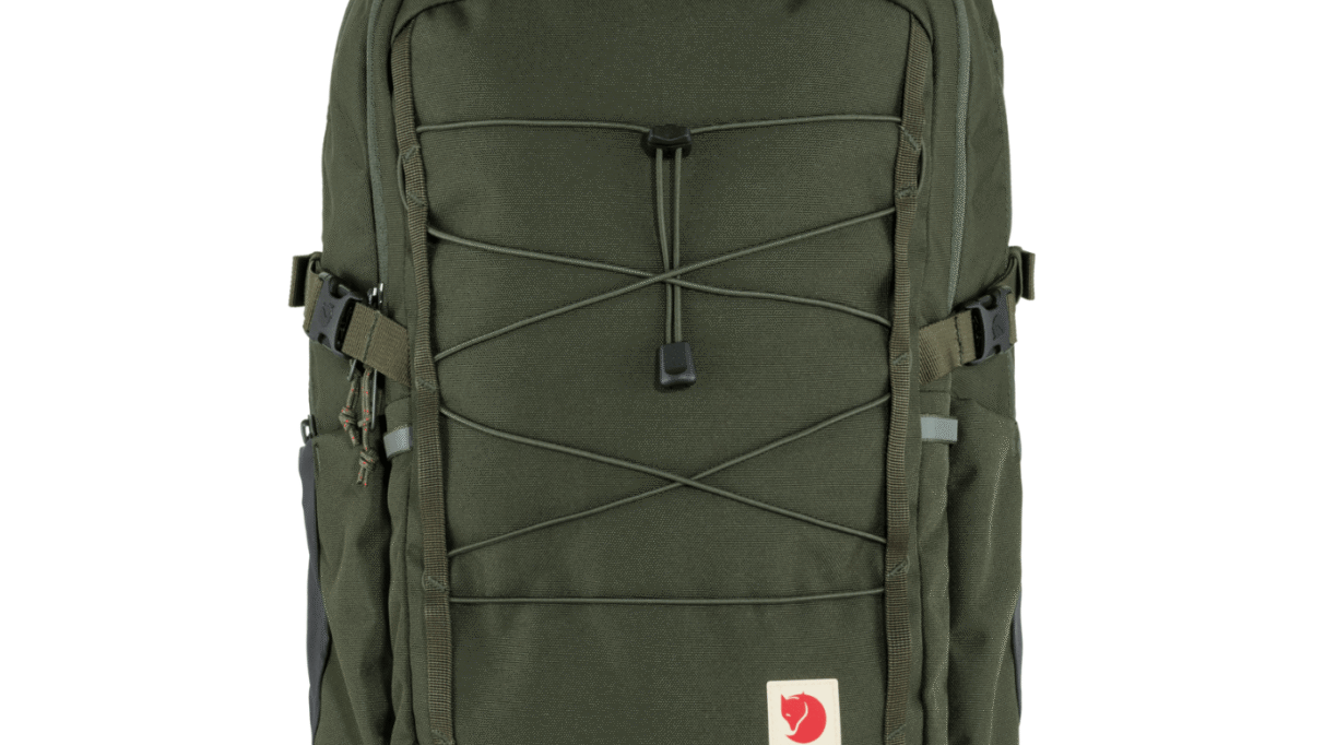 Fjällräven Skule 28 rugzak in donkergroen met elastisch koordsysteem en meerdere opbergvakken