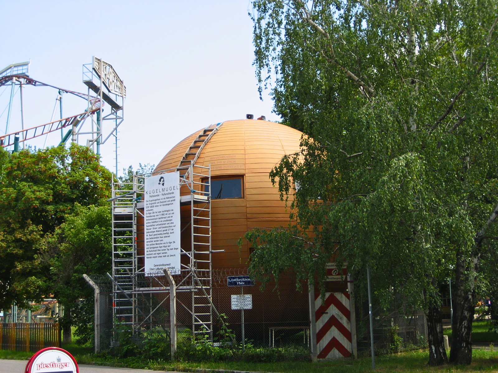 Het 'land' Kugelmugel heeft officieel maar één adres: Antifaschismusplatz 2. Sinds de zomer van 2024 kun je na een renovatie eindelijk weer echt naar binnen. Voor zo'n €15 krijg je een officieel 'inreisbewijs' (visum) inclusief stempel en handtekening. 