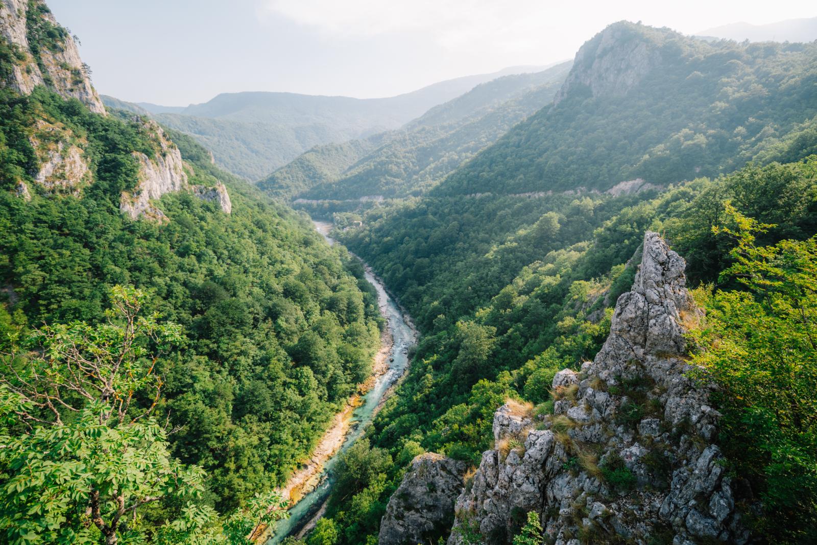 groene kloof van de Neretva-rivier tussen bergen in Bosnië en Herzegovina