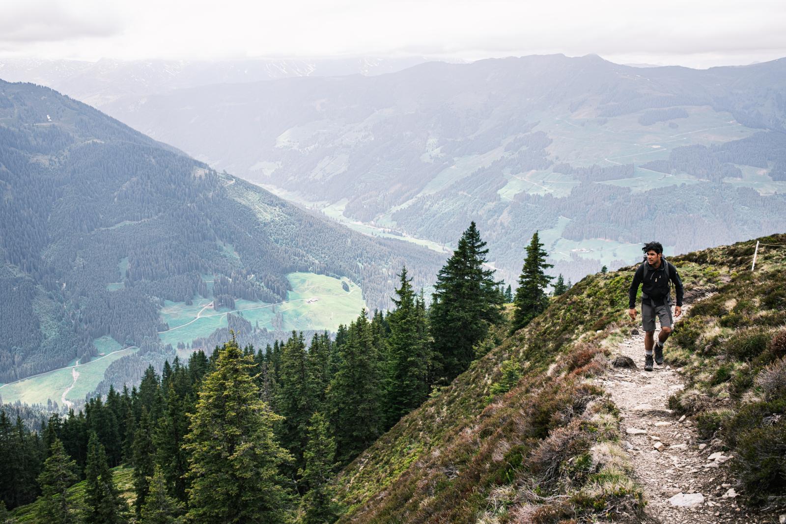 loop de KAT Walk in de Kitzbüheler Alpen. Dit is een meerdaagse tocht waarbij je bagage van hotel naar hotel vervoerd kan worden, zodat jij je volledig kunt focussen op de overweldigende vergezichten en de lokale culinaire specialiteiten.