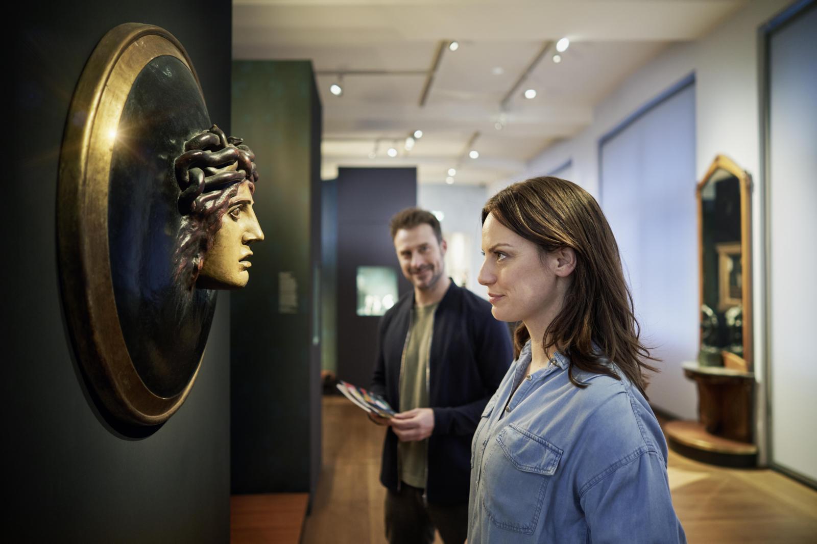 Bezoekers bewonderen een klassiek sculptuur in een moderne tentoonstellingszaal van het Museum Wiesbaden.