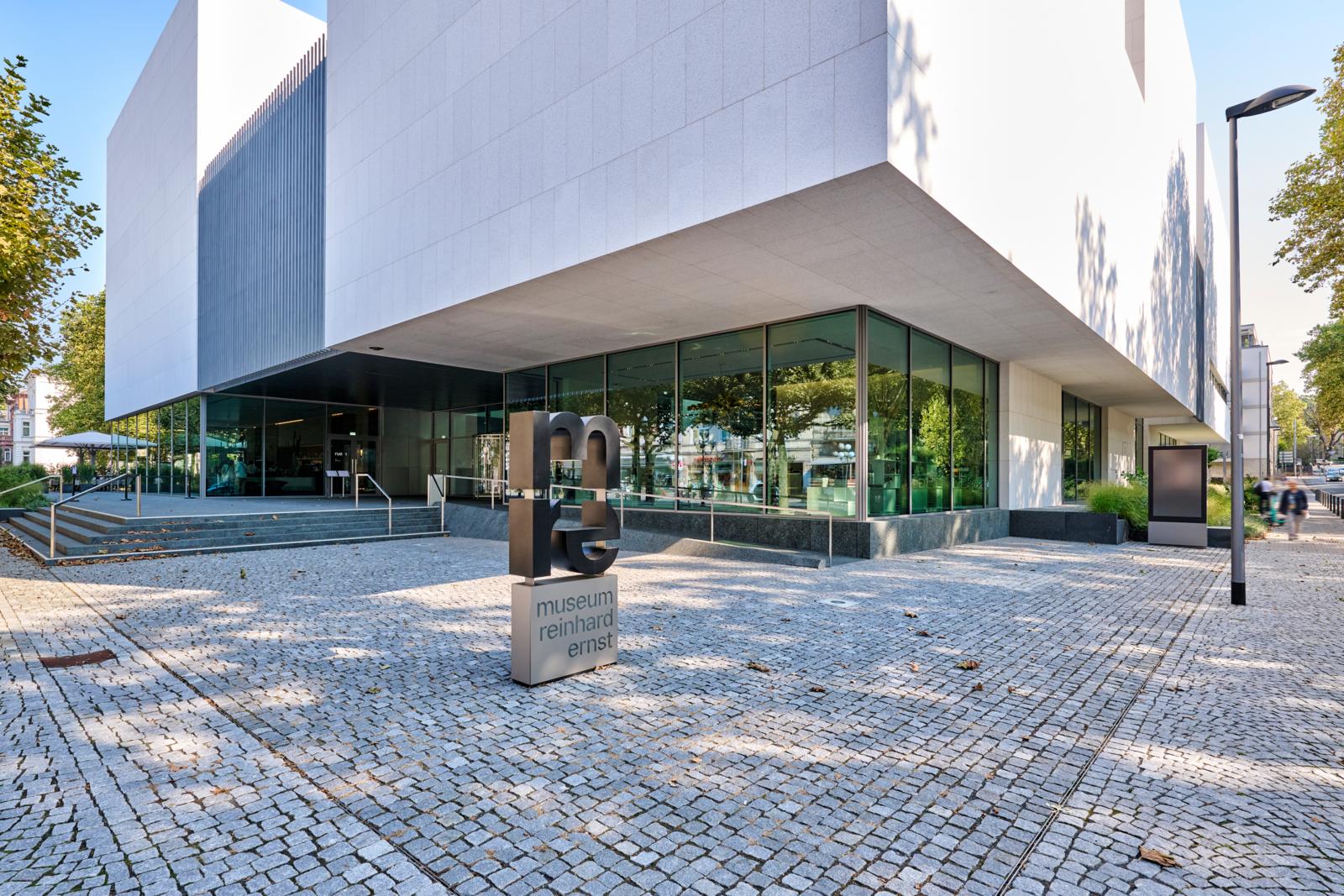 De strakke witte gevel en glazen entree van het Museum Reinhard Ernst voor abstracte kunst in Wiesbaden.