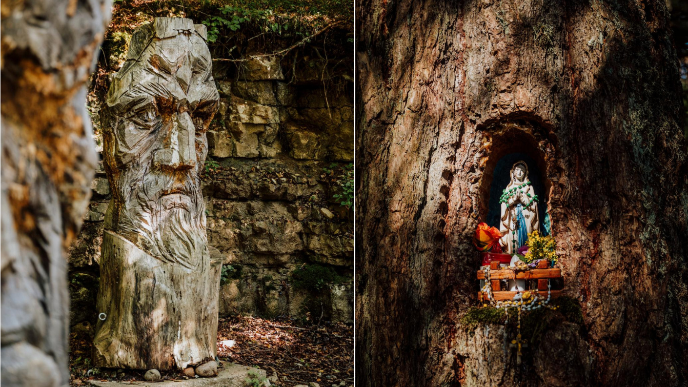 houten beeldhouwwerk en religieus altaar in boomstam in bos van Trentino