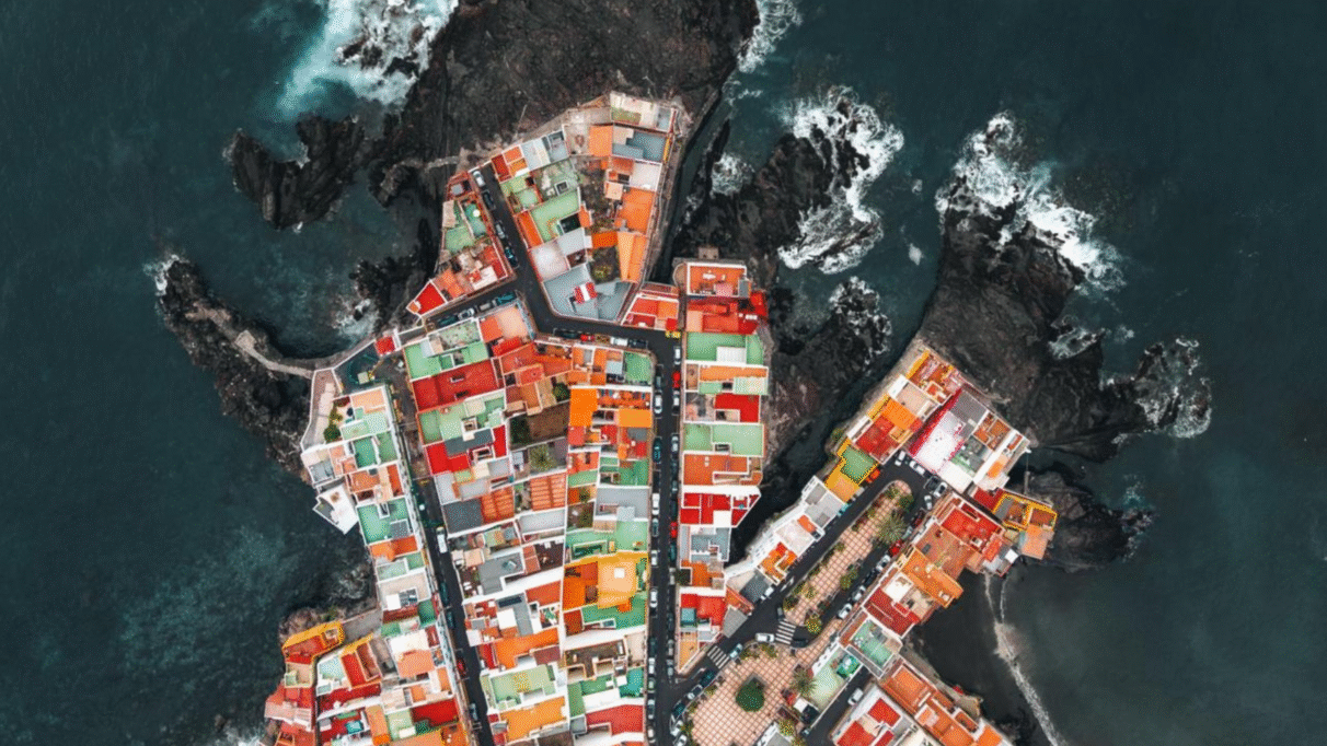 gekleurde daken van Garachico op Tenerife gezien vanuit de lucht aan de ruige kust