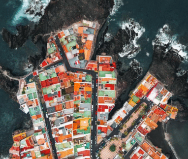 gekleurde daken van Garachico op Tenerife gezien vanuit de lucht aan de ruige kust