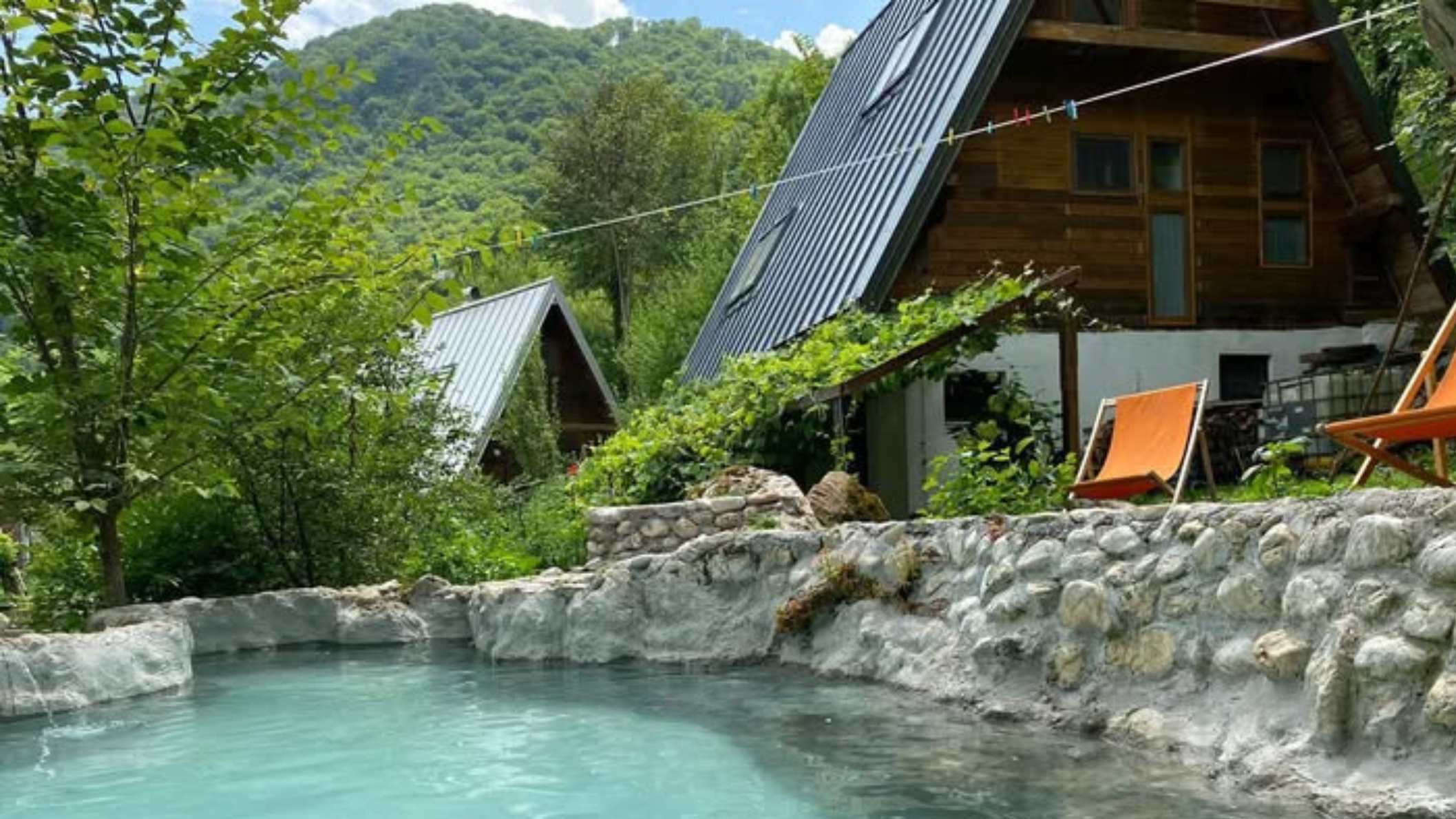 houten lodges met buitenbad in groene omgeving bij Konjic in Bosnië en Herzegovina