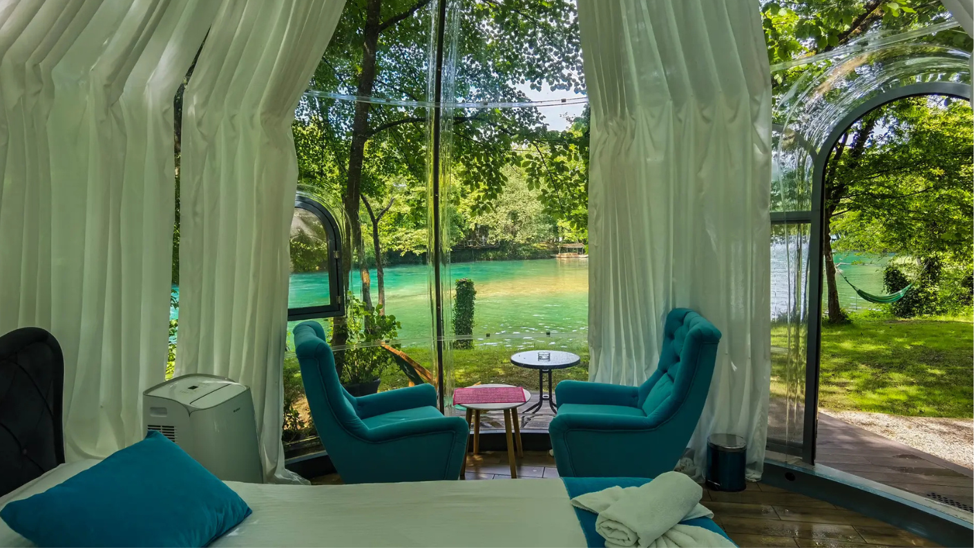 glampingtent met uitzicht op de Una-rivier bij Japodski Otoci in Bosnië en Herzegovina