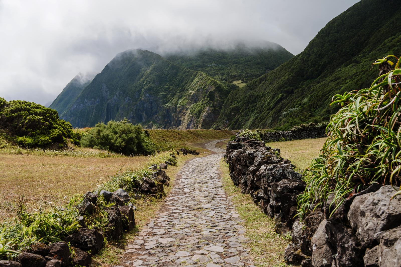 stenen pad langs lavamuren richting Fajã da Caldeira de Santo Cristo op São Jorge, Azoren