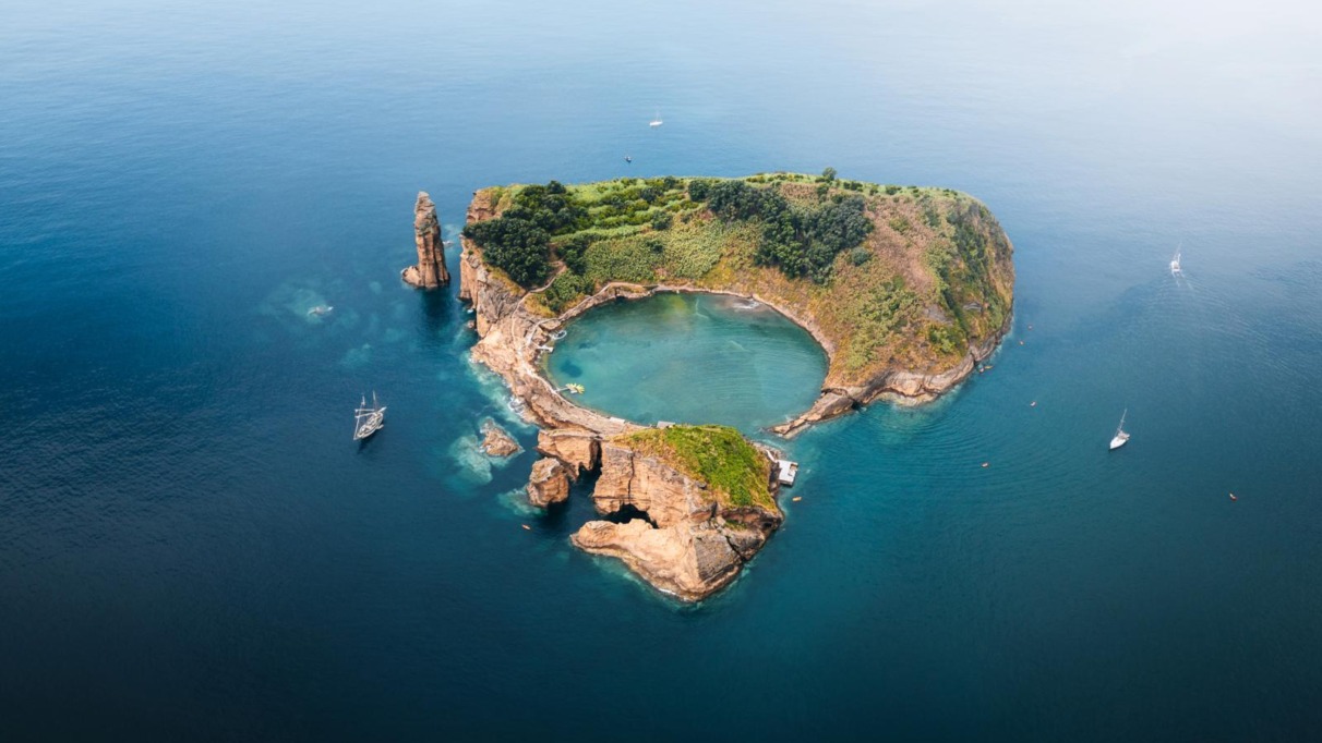 kraterachtig eiland met lagune in zee bij São Miguel Azoren