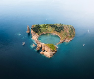 kraterachtig eiland met lagune in zee bij São Miguel Azoren