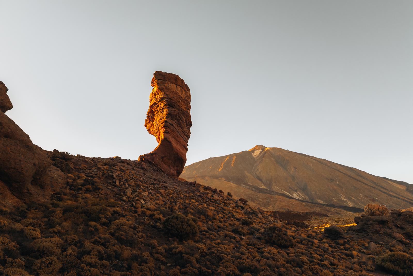 Roques de García met de Teide vulkaan op Tenerife in warm avondlicht