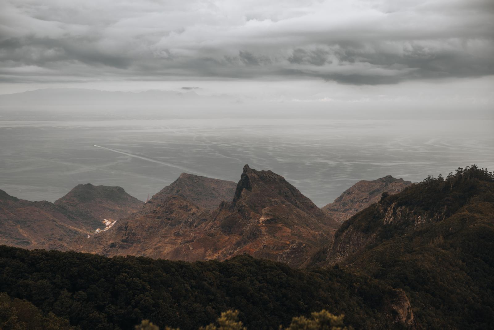 ruige bergtoppen van het Anaga-gebergte met uitzicht op de Atlantische Oceaan op Tenerife