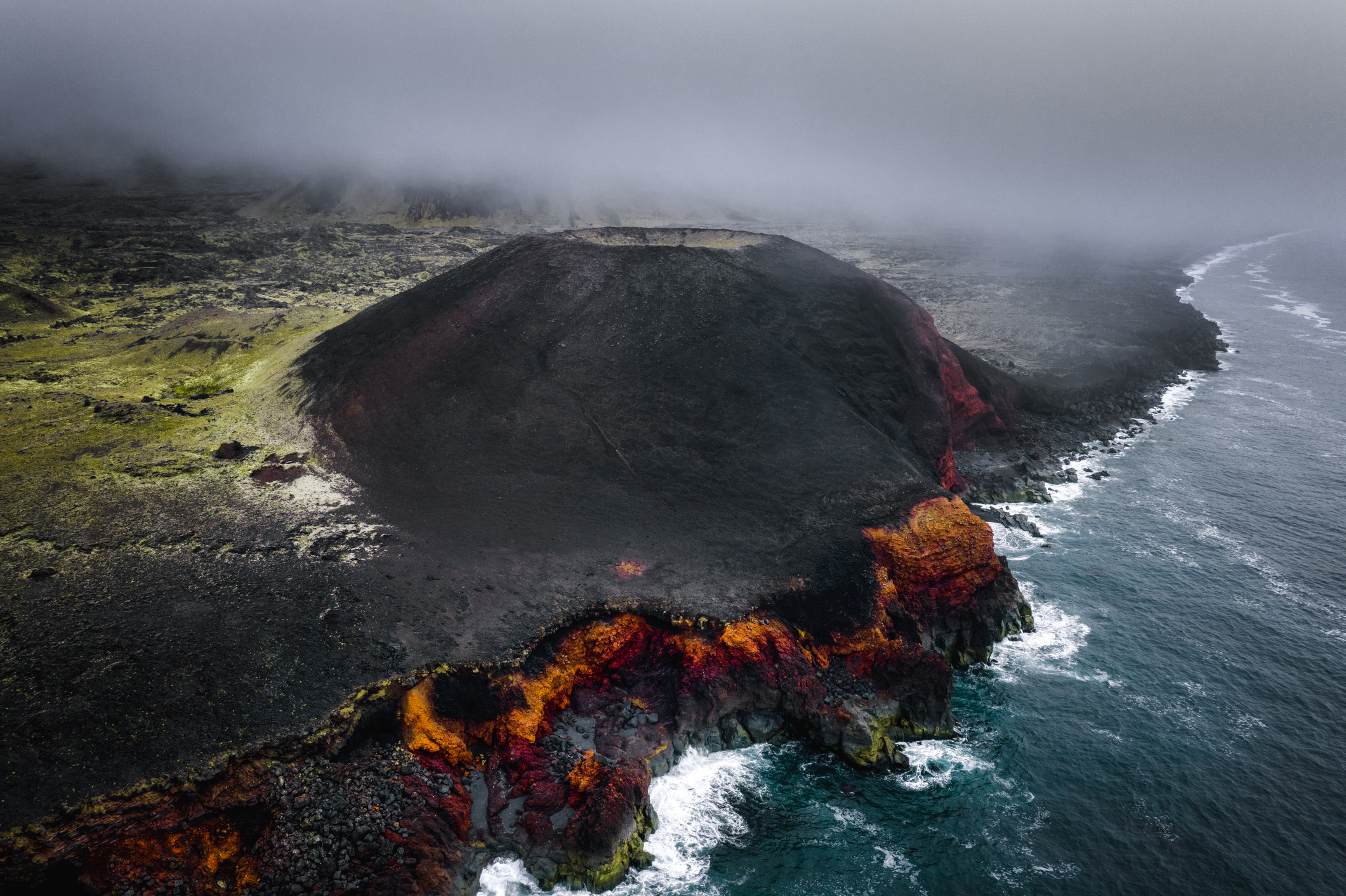 Jan Mayen: deze solitaire vulkanische rots ligt midden in de Noordelijke IJszee, precies tussen IJsland en Spitsbergen. Het eiland wordt gedomineerd door de Beerenberg, de noordelijkste actieve vulkaan ter wereld. 