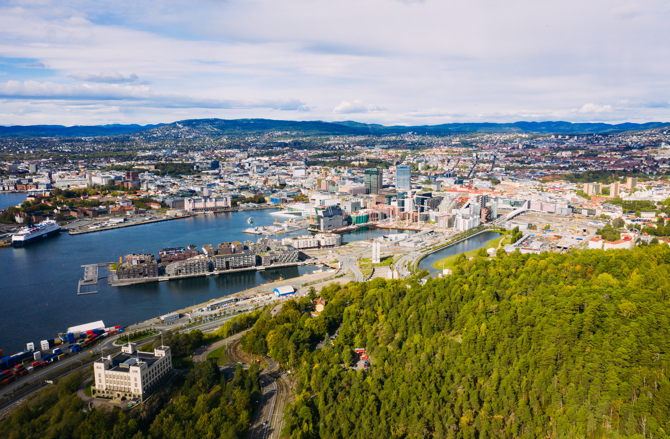 De Noorse hoofdstad Oslo heeft de auto vrijwel volledig uit het centrum verbannen, waardoor de soundscape van de stad nu bestaat uit menselijke stemmen en voorbijrollende fietsen in plaats van ronkende motoren. 