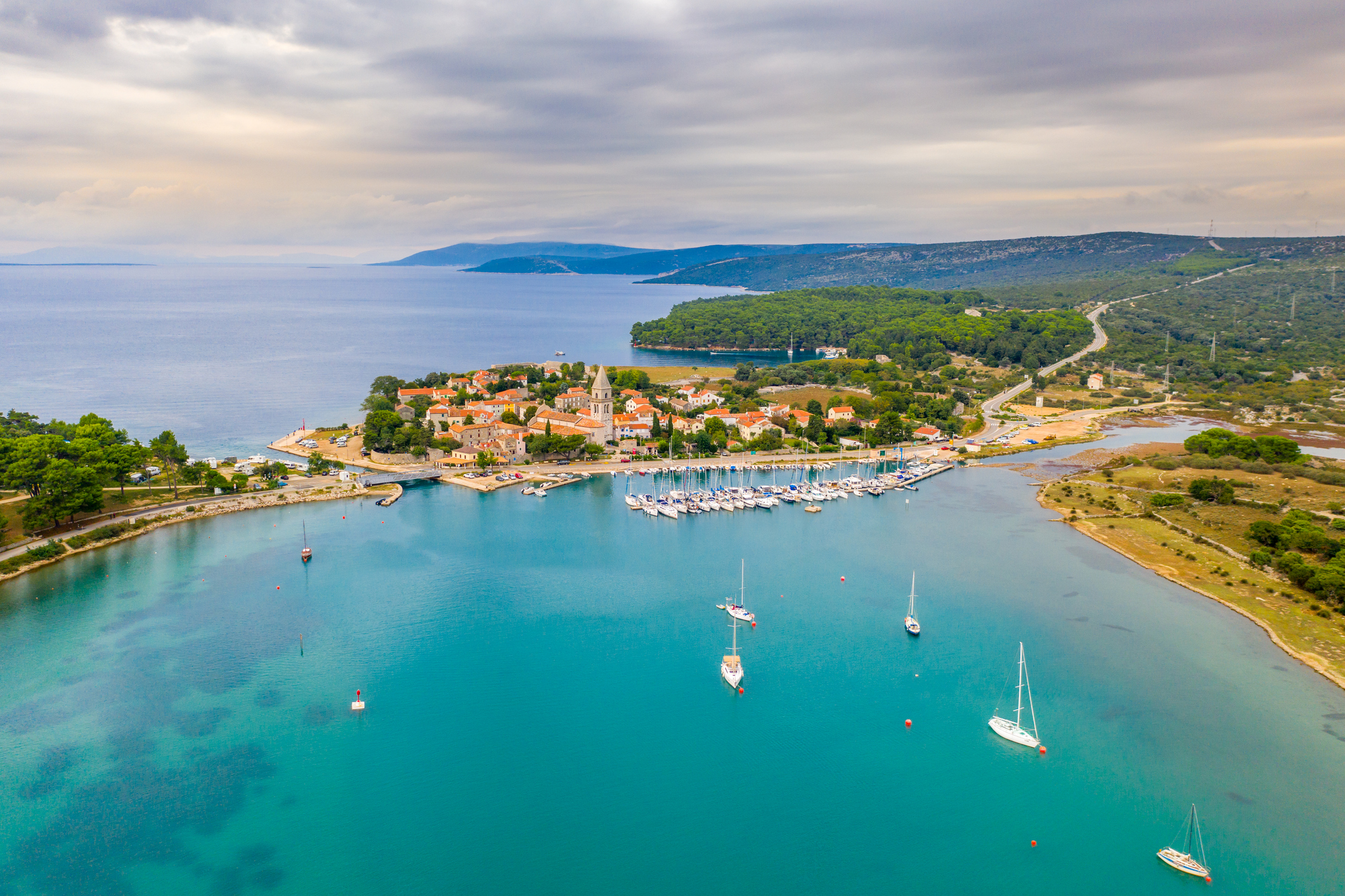 Cres is een van de grootste eilanden van Kroatië en voelt op veel plekken nog wild en ongetemd aan. Het eiland staat bekend om zijn steile kliffen aan de noordkant, waar de zeldzame vale gier nestelt, en de glooiende olijfgaarden in het zuiden.