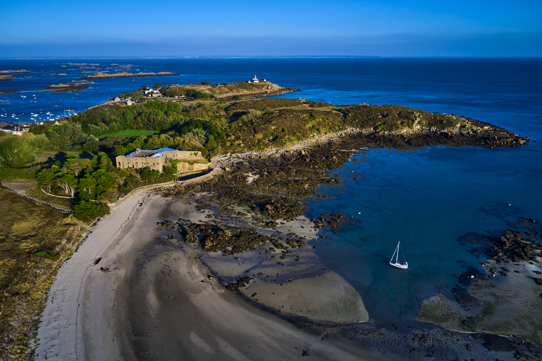 Hoewel de bekende Kanaaleilanden (Jersey, Guernsey, Sark en Alderney) Brits zijn, is de Chausey-archipel onmiskenbaar Frans. Het is een magische plek die bij elke getijdenwisseling van gedaante verandert: bij vloed zie je 52 eilanden, bij laag water zijn het er 365. 