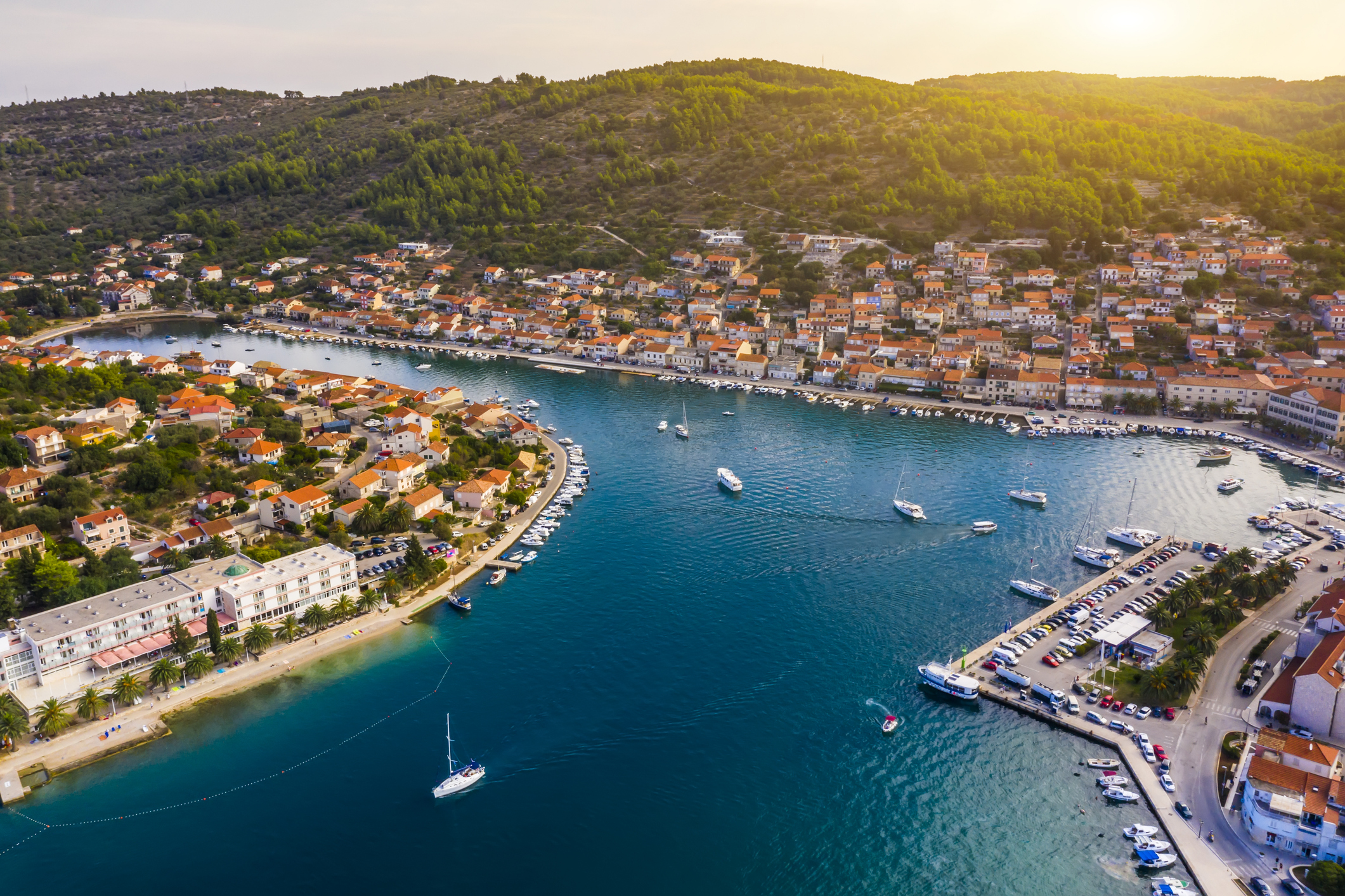 Korčula wordt vaak 'Klein Dubrovnik' genoemd vanwege de indrukwekkende middeleeuwse muren van de hoofdstad. Het is echter ook een eiland van wijn. 