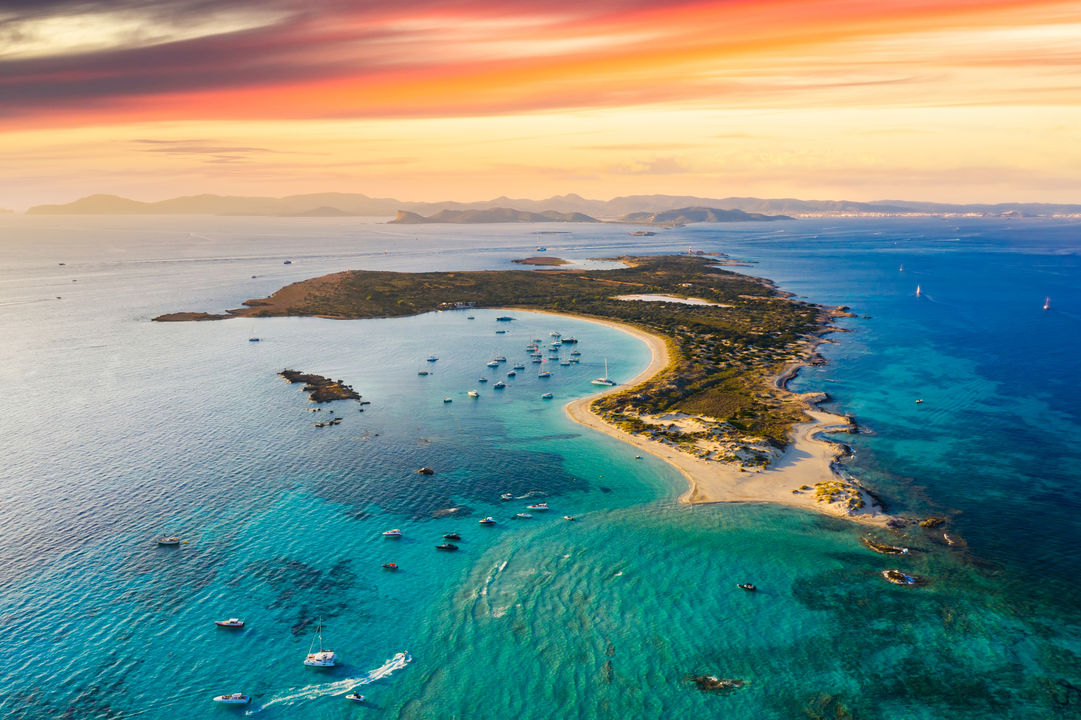 Formentera is de kleinste eiland van de Balearen en de ultieme ontsnapping. Omdat het eiland alleen per boot bereikbaar is, is de sfeer er direct relaxter. 