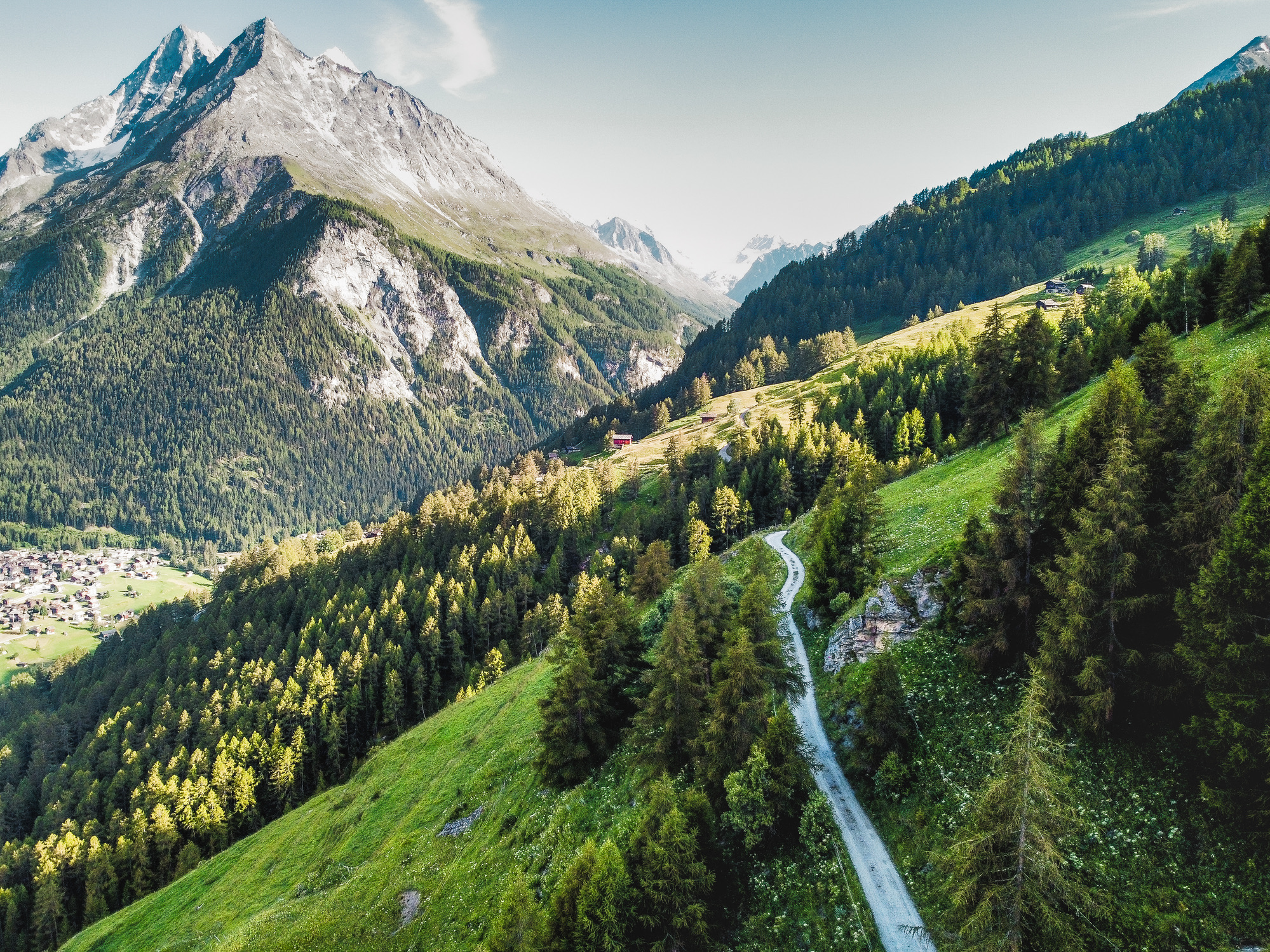 ga naar het Val d’Hérens in Wallis. Hier vind je nog de authentieke, zwartgeblakerde houten chalets en de beroemde Eringer-koeien.