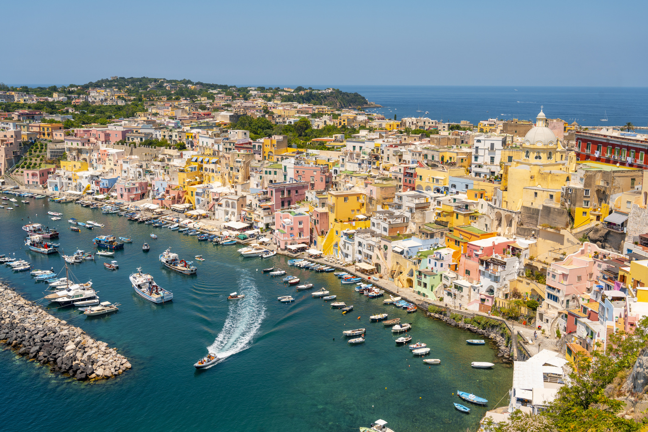 De Campaanse archipel in de Baai van Napels herbergt wereldberoemde namen: Capri, Ischia en Procida. Procida, Culturele Hoofdstad van Italië in 2022, is een kleurrijk, volks juweeltje dat bekendstaat om haar unieke architectuur.
