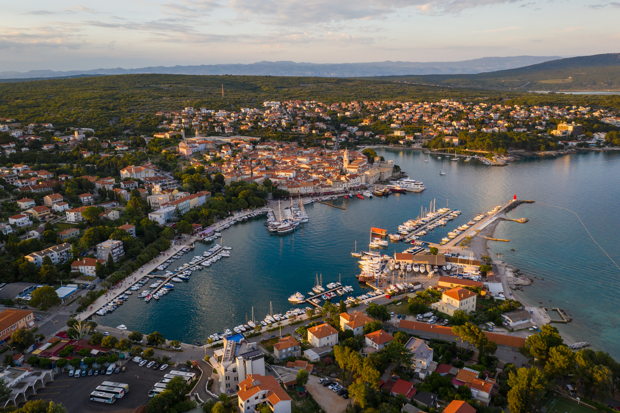 Krk is het grootste eiland en via een brug verbonden met het vasteland, wat het de ideale startplek maakt. 