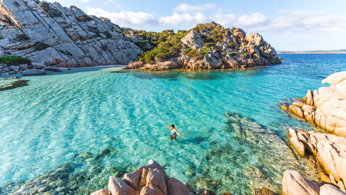 Vrouw zwemt in zee bij Cala Napoletana, Caprera, La Maddalena Archipelago Nationaal Park, Sardinië