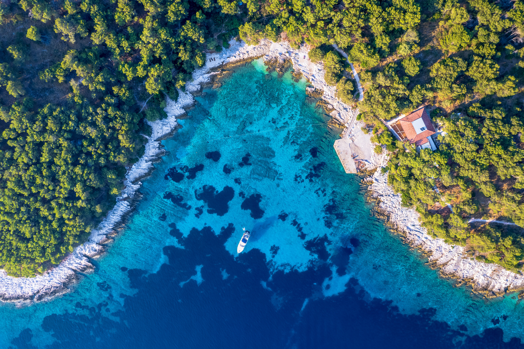 Hvar is de zonovergoten ster van Dalmatië. De stad Hvar is mondain en chic, maar het eiland herbergt ook de Stari Grad Plain, een landbouwlandschap dat sinds de tijd van de Grieken ongewijzigd is. Vlak voor de kust liggen de Pakleni-eilanden, een keten van beboste eilandjes met verscholen baaien.