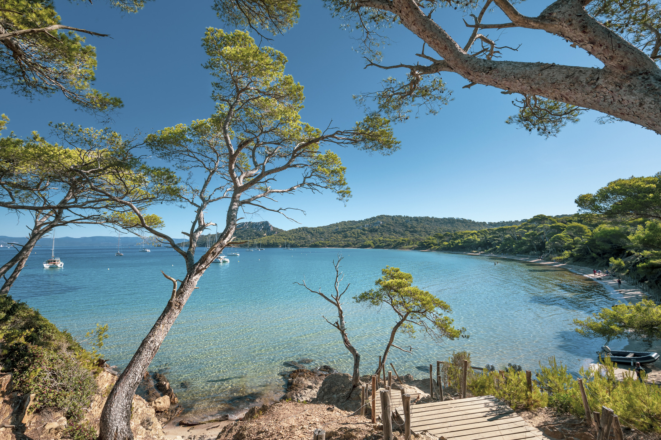 Voor de kust van Hyères liggen drie eilanden die bekendstaan als de Îles d'Or. Porquerolles is de grootste, met witte stranden en wijngaarden. 