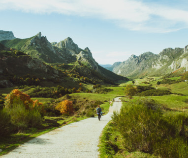 Vrouw wandelt door Somiedo in Asturië, Spanje