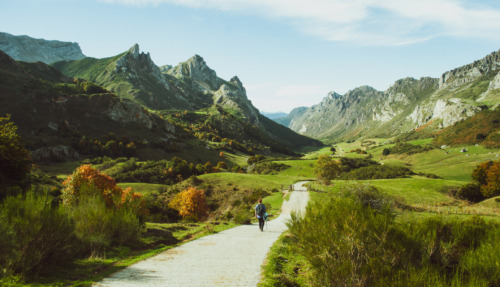 Vrouw wandelt door Somiedo in Asturië, Spanje