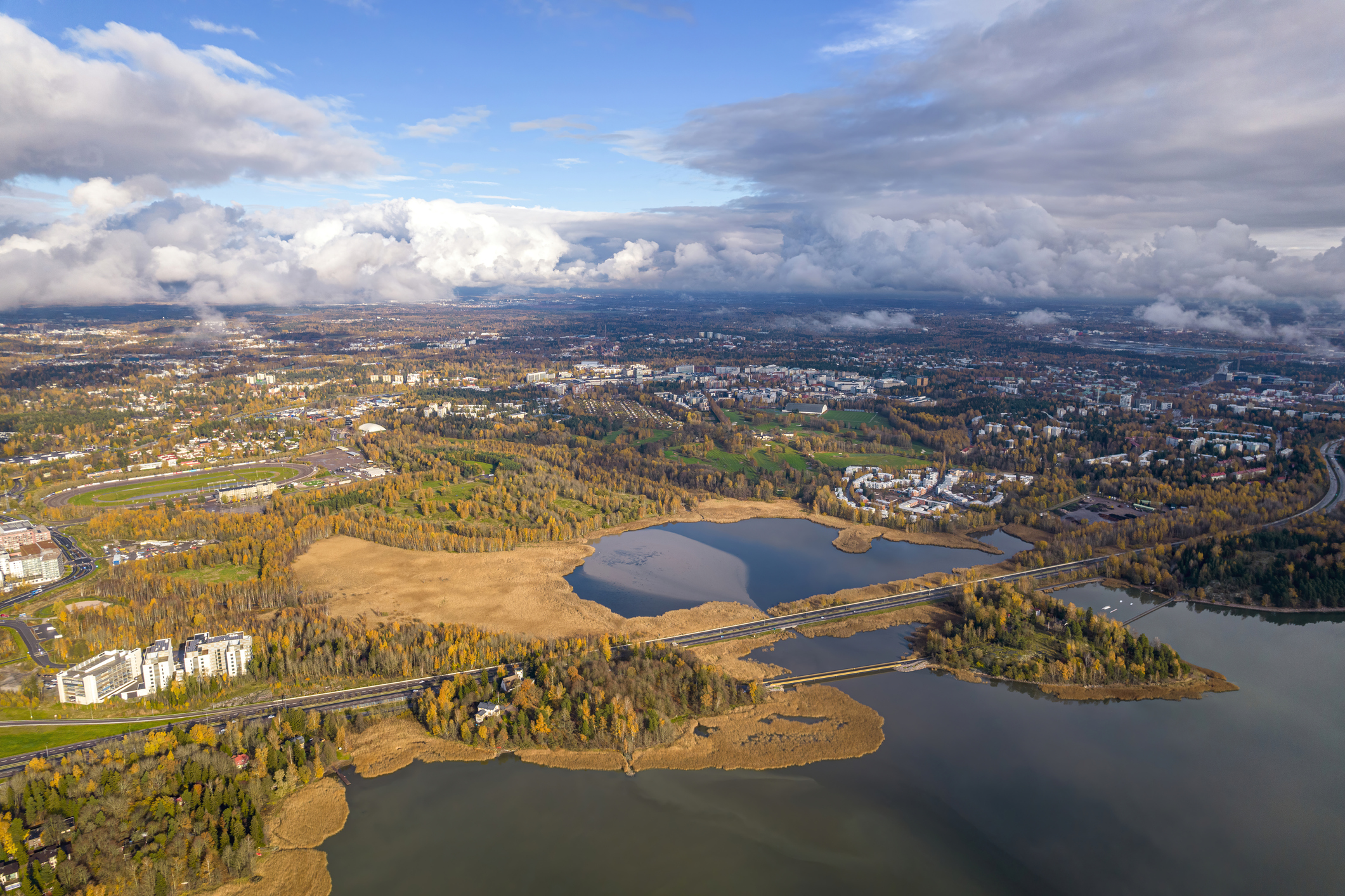 Voor wie de forest bathing-trend serieus neemt, is Espoo de ultieme bestemming. De stad scoort uitzonderlijk hoog op het gebied van milieukwaliteit en biedt een serene leefomgeving die mentale rust garandeert. 