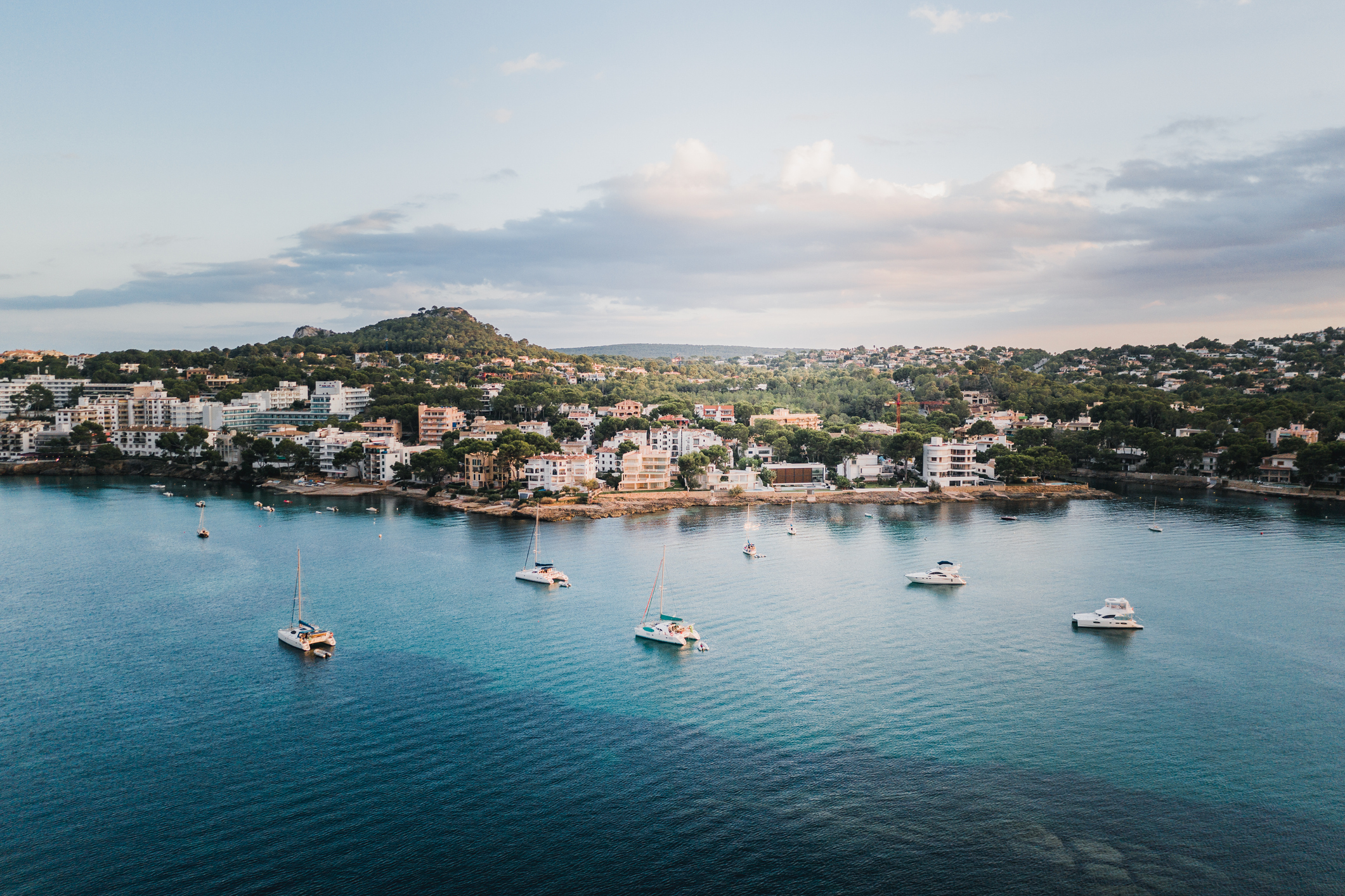 Mallorca is het grootste eiland, waar alles kan. In de hoofdstad Palma dwaal je door gotische straatjes en bezoek je de imposante kathedraal La Seu. 