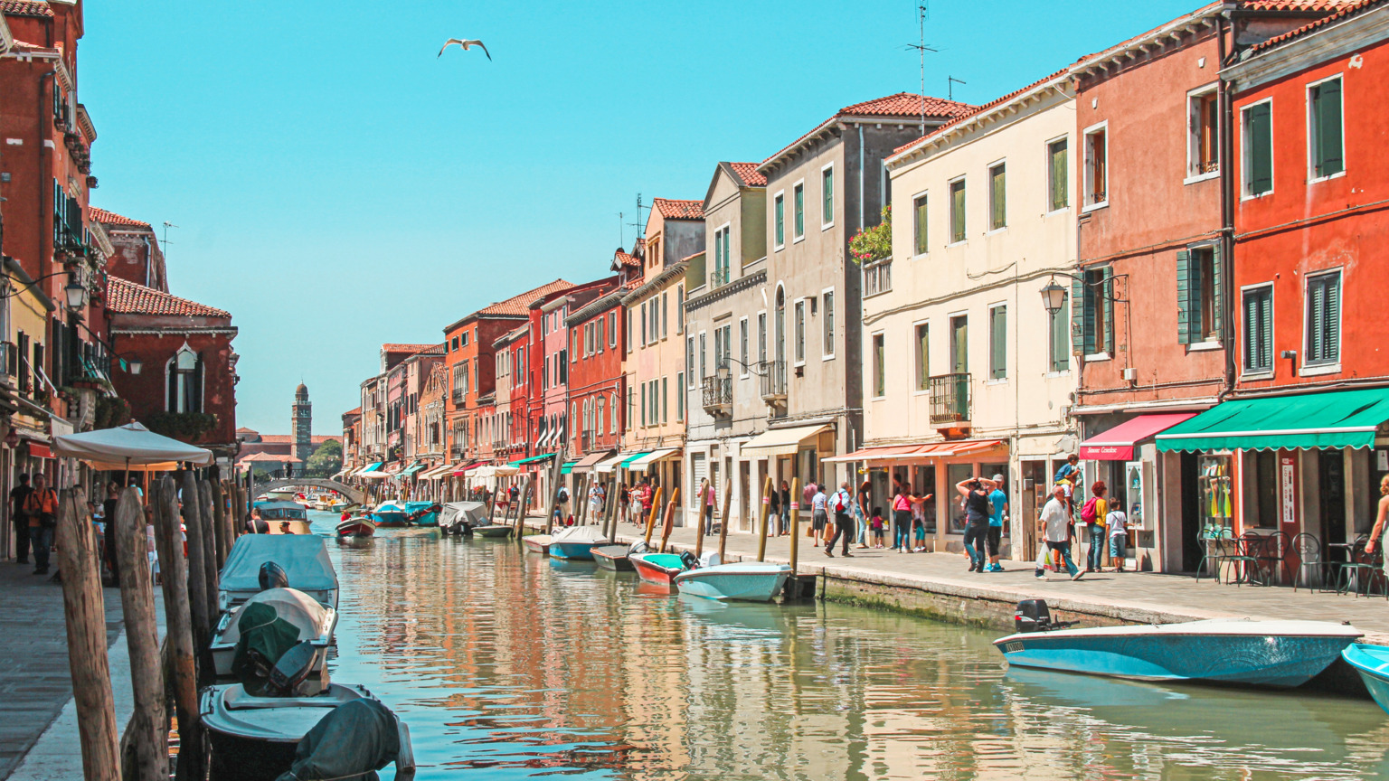 In het noorden vind je de eilanden van de Lagune van Venetië en de Lagune van Grado-Marano. In Venetië trekken Burano en Murano de meeste aandacht, maar de echte rust vind je op Sant’Erasmo, de 'moestuin van de stad', of het verlaten Torcello. 