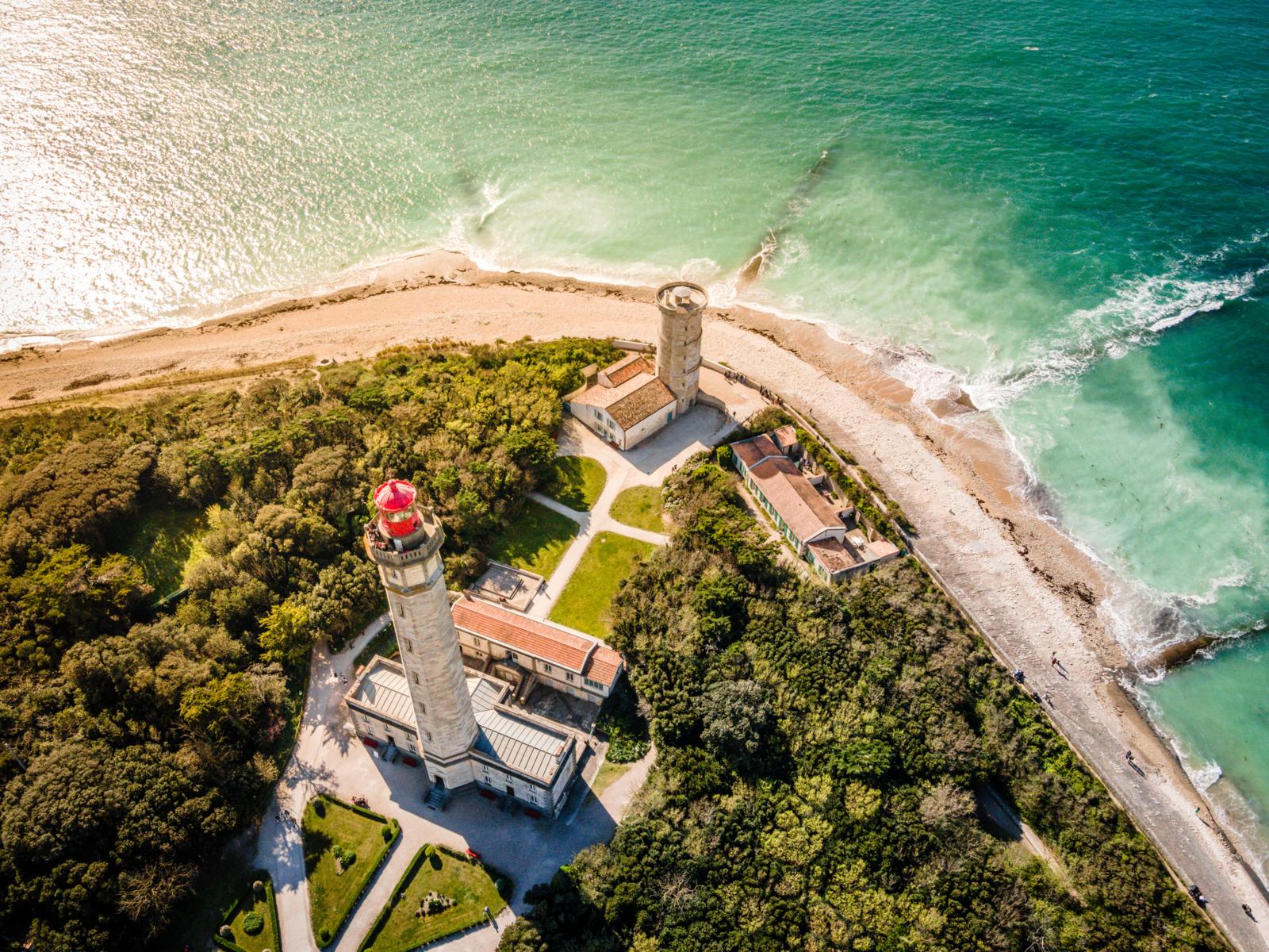 Île de Ré is de 'Hamptons van Frankrijk'. Verbonden met het vasteland door een enorme brug, is dit het eiland van de witte huizen met groene luiken en stokrozen. Het is ook de plek die op de Werelderfgoedlijst van Unesco prijkt vanwege de vestingwerken van Saint-Martin-de-Ré. 