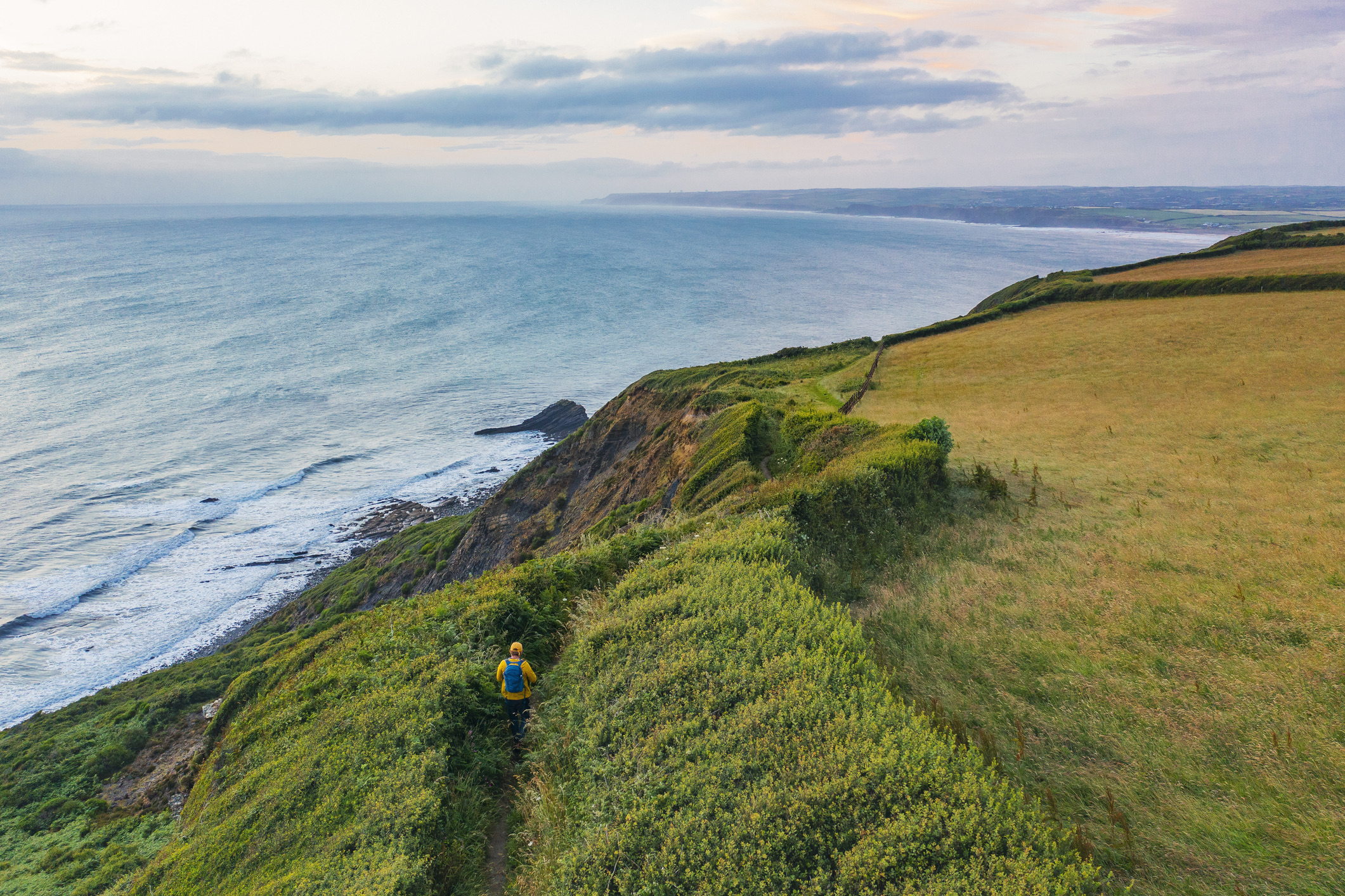 probeer de South West Coast Path in Cornwall ook eens. Je wandelt langs ruige kliffen en verborgen baaien, om de dag af te sluiten in een eeuwenoude pub met een local ale.