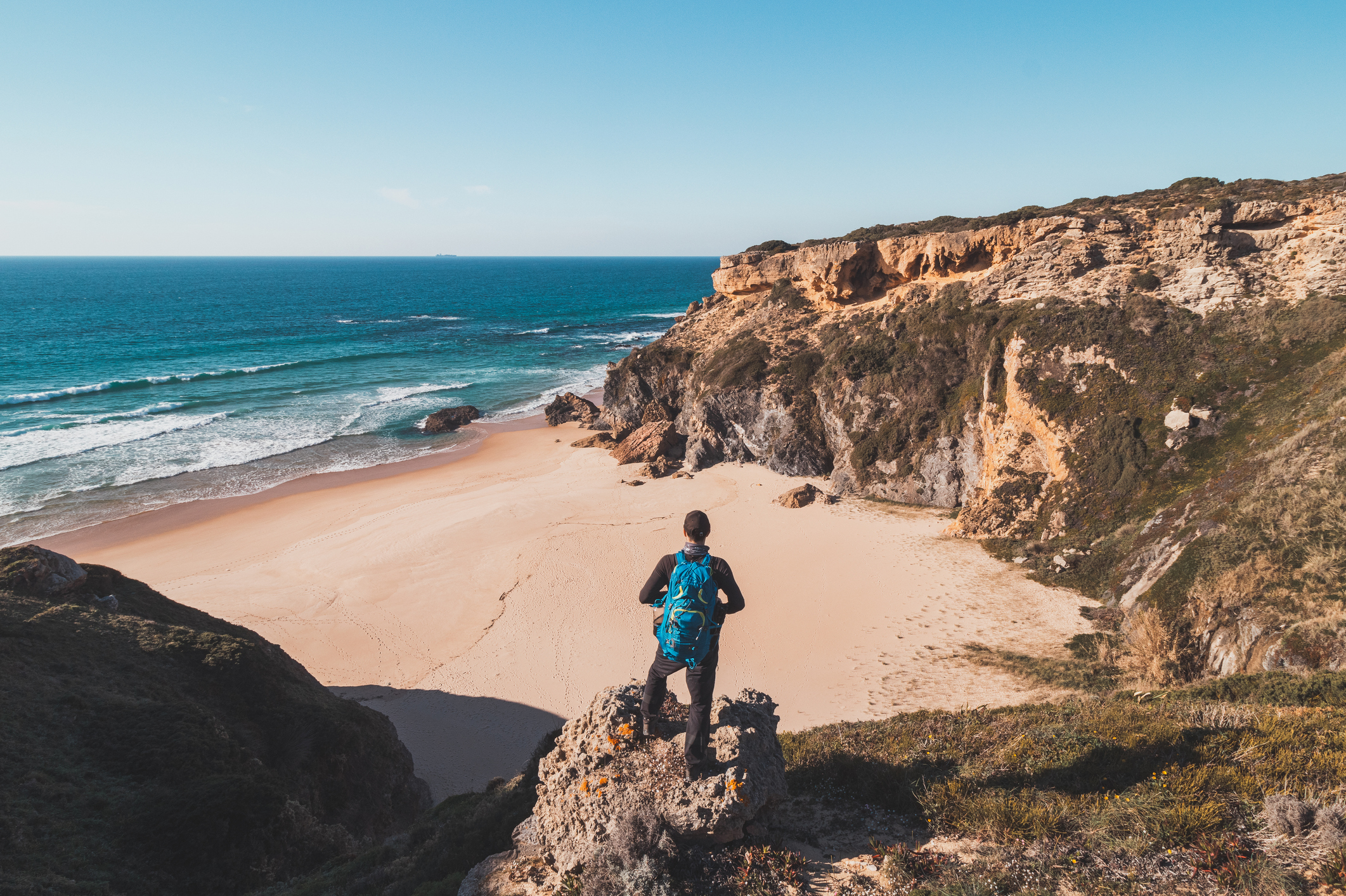 volg de Fishermen’s Trail, onderdeel van de Rota Vicentina. Je wandelt over smalle zandpaden langs de ruige Alentejo-kust, op plekken waar ooievaars hun nesten op de smalle rotspunten in de woeste branding bouwen. 