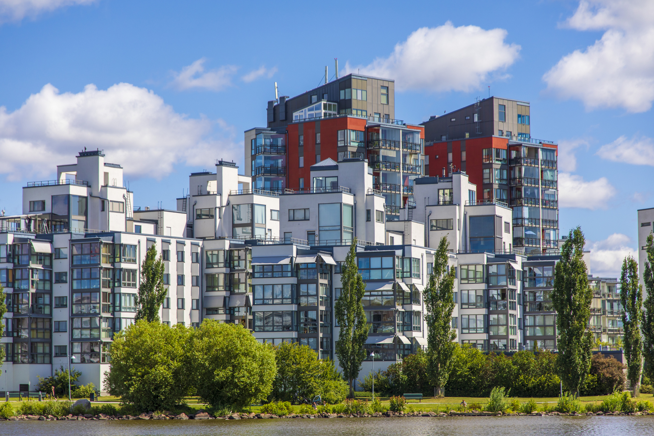 Västerås is een stad waar eenzaamheid actief wordt bestreden door slim ontworpen woonwijken die informele ontmoetingen stimuleren. Met een overvloed aan recreatieruimte aan de oevers van het Mälarmeer biedt Västerås haar inwoners een actieve levensstijl die voor iedereen bereikbaar is.