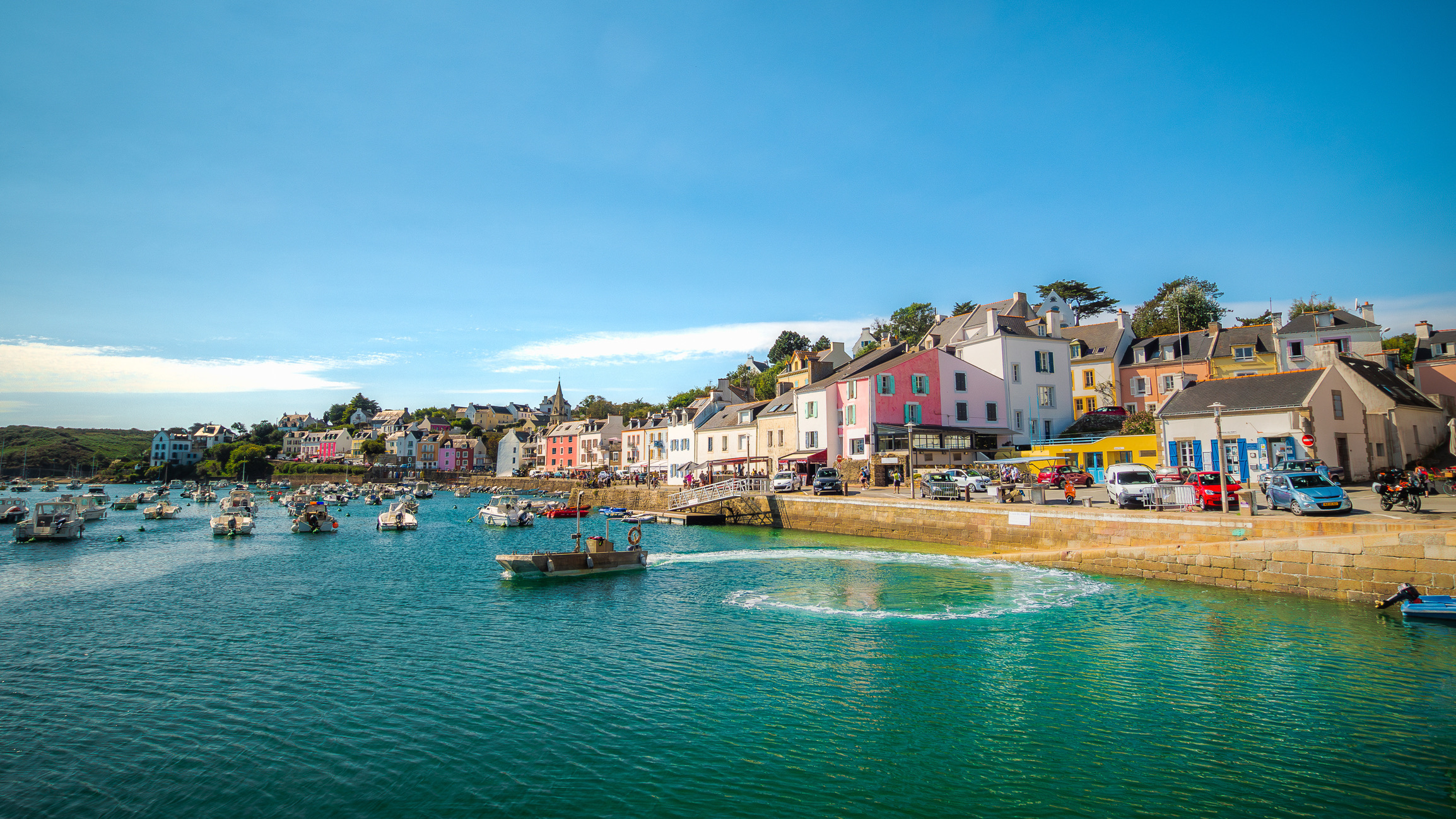 Belle-Île doet zijn naam eer aan: het is werkelijk een 'mooi eiland'. De havenplaatsjes Le Palais en Sauzon, met hun pastelkleurige huizen, bieden die typische Bretonse gezelligheid zonder de pretentie van de Rivièra.