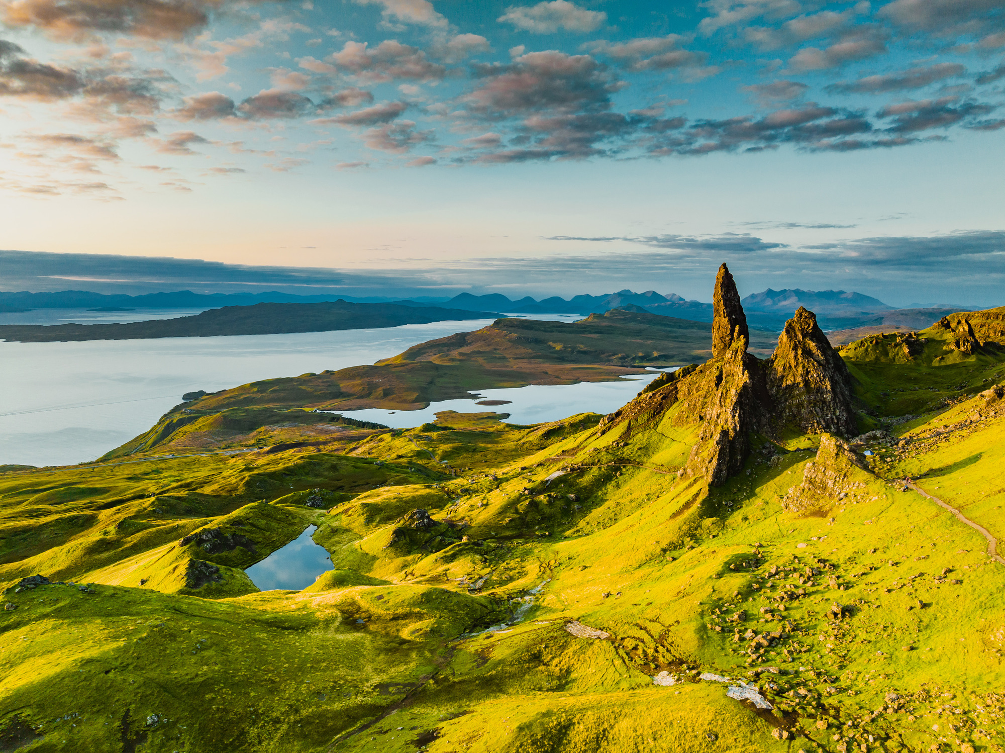Ilse of Skye is visueel spektakel in zijn puurste vorm. De grillige pieken van de Cuillin Mountains en de iconische rotspartijen van de Trotternish Ridge maken dit het meest gefotografeerde eiland van Schotland. 