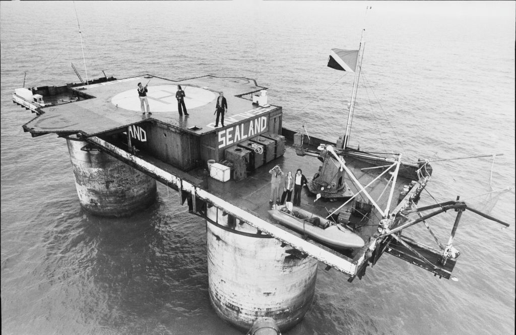 Gelegen op een verlaten marineplatform voor de Engelse kust werd Sealand in 1967 gesticht door Paddy Roy Bates na een ruzie over een illegaal radiostation. Sindsdien heeft het platform invasies, branden en juridische veldslagen overleefd. 