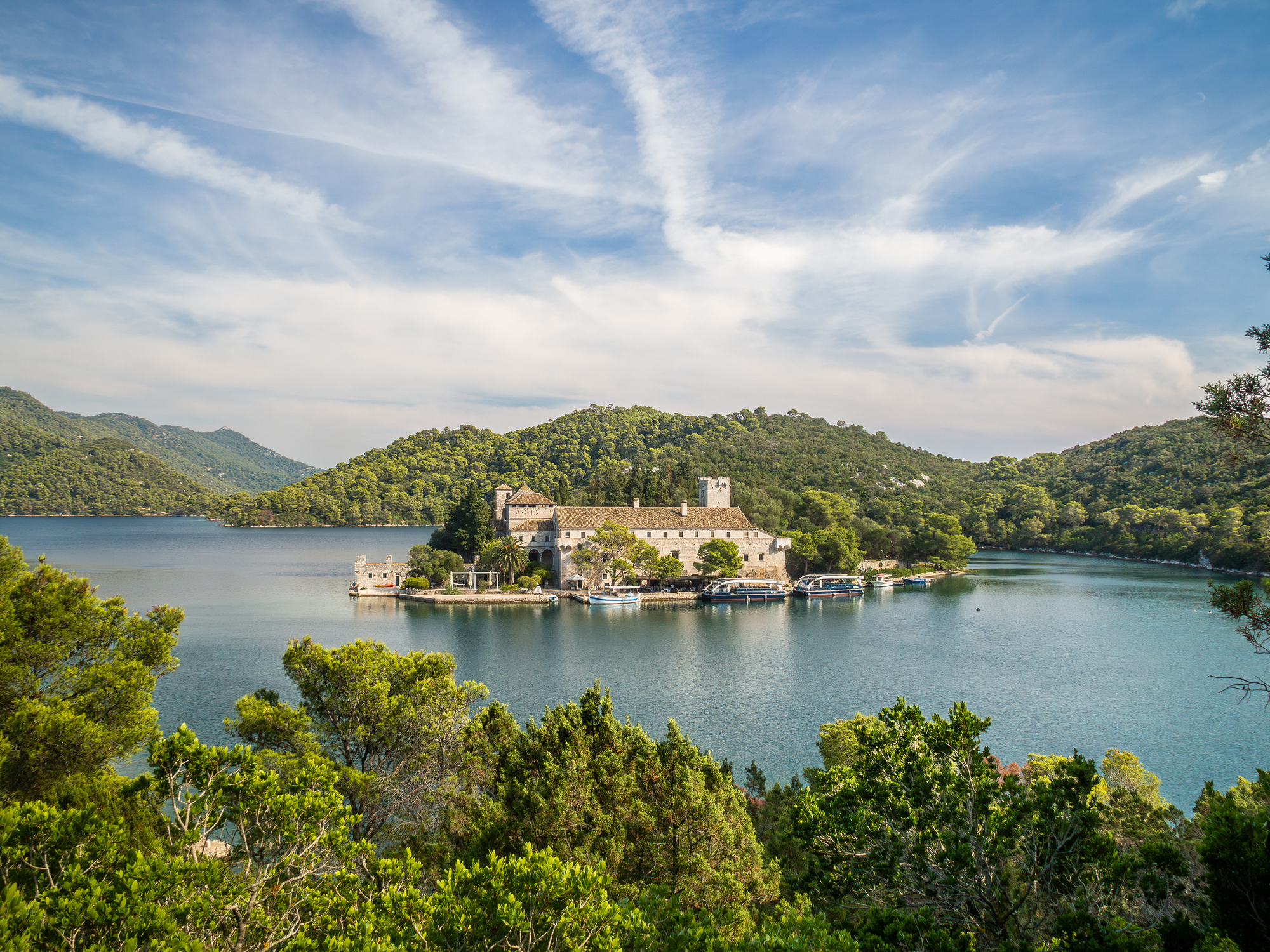 Mljet is het groenste eiland van Kroatië. Een groot deel van het eiland is een nationaal park, met de twee zoutwatermeren Veliko en Malo Jezero, die verbonden zijn met de zee. In het midden van het grootste meer ligt een piepklein eilandje met een twaalfde-eeuws benedictijnenklooster. 